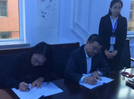  仟億達王總與包頭市卉祥源公司負責(zé)人簽約