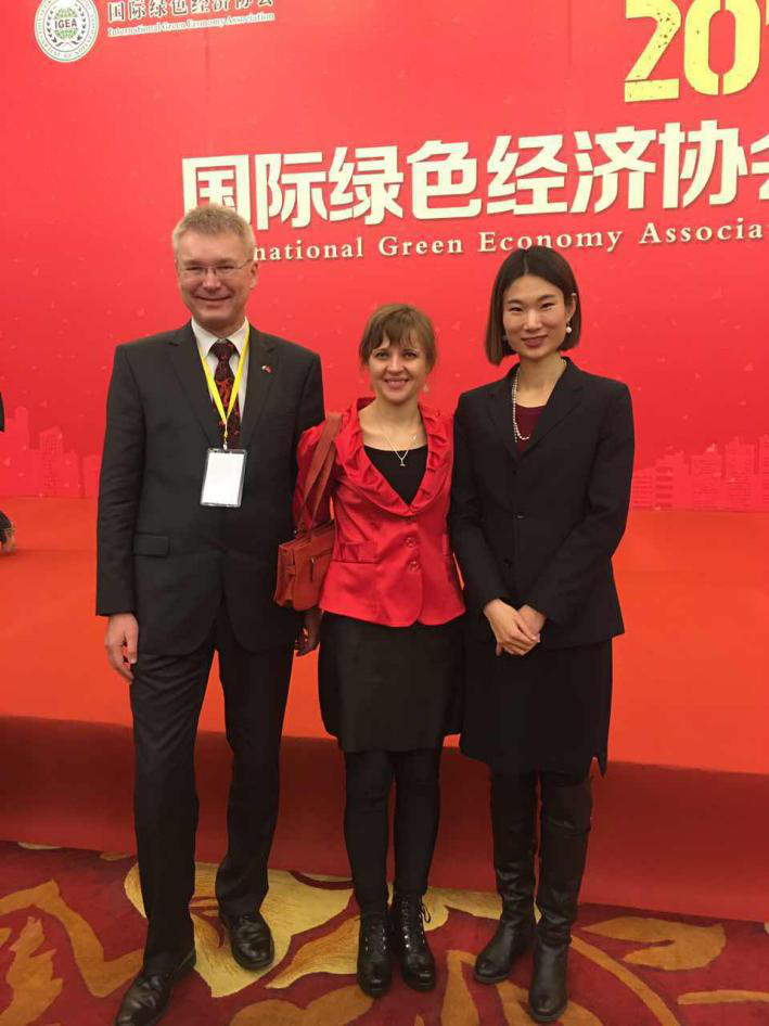  捷斯中合作協(xié)會監(jiān)事會員Rudolf Zachoval（左一）、Sarka Zhang（左二）與 仟億達(dá)劉總（右一）合影