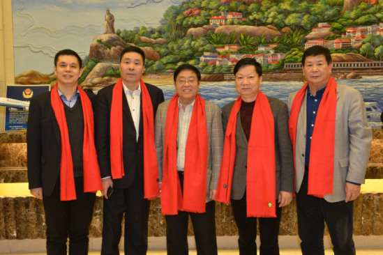 仟億達集團董事長鄭兩斌（左一）、陜西廈門商會會長陳信雄（左二）、與廈門市人原副主任汪興裕（正中）、廈門駐京辦主任王飛（右二）廈門企業(yè)商會會長蔣清林（右一）
