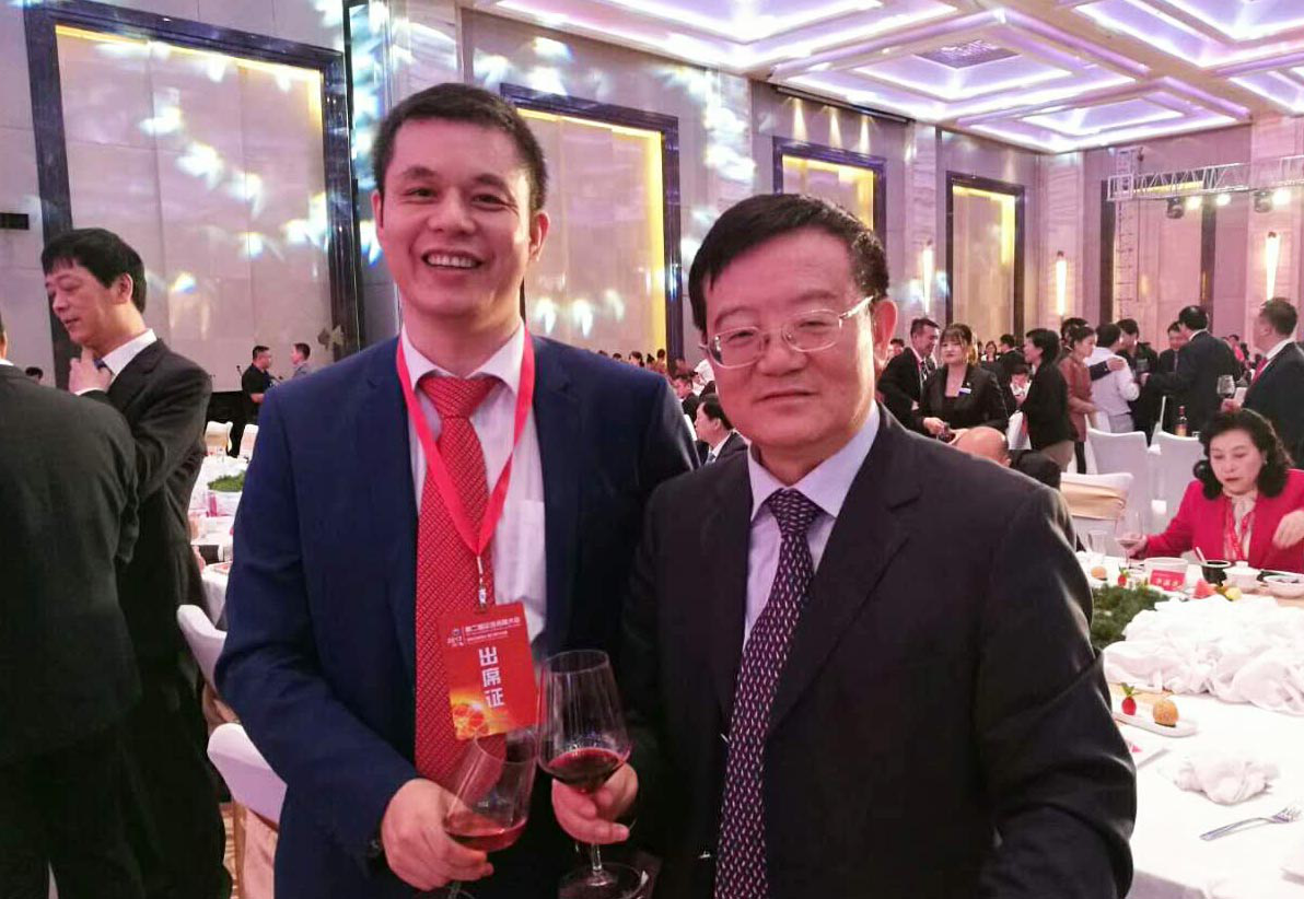 全國工商聯(lián)黨組書記、常務副主席徐樂江（右）與仟億達集團董事長鄭兩斌（左）